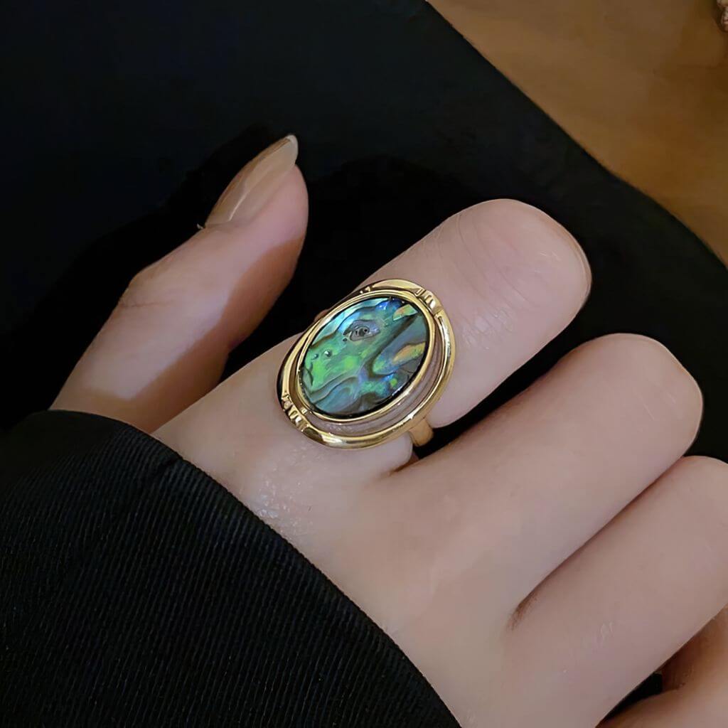 Shell gold ring on a woman's hand