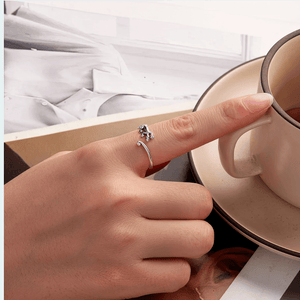 Gecko anxiety ring adjustable silver ring worn while holding coffee cup